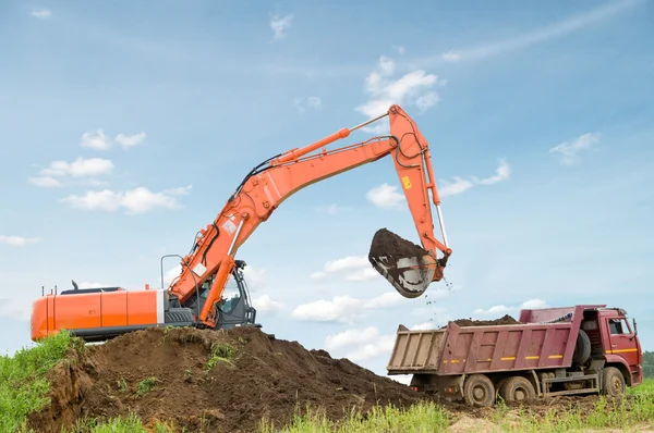 Excavator and dumper truck — Stock Photo, Image