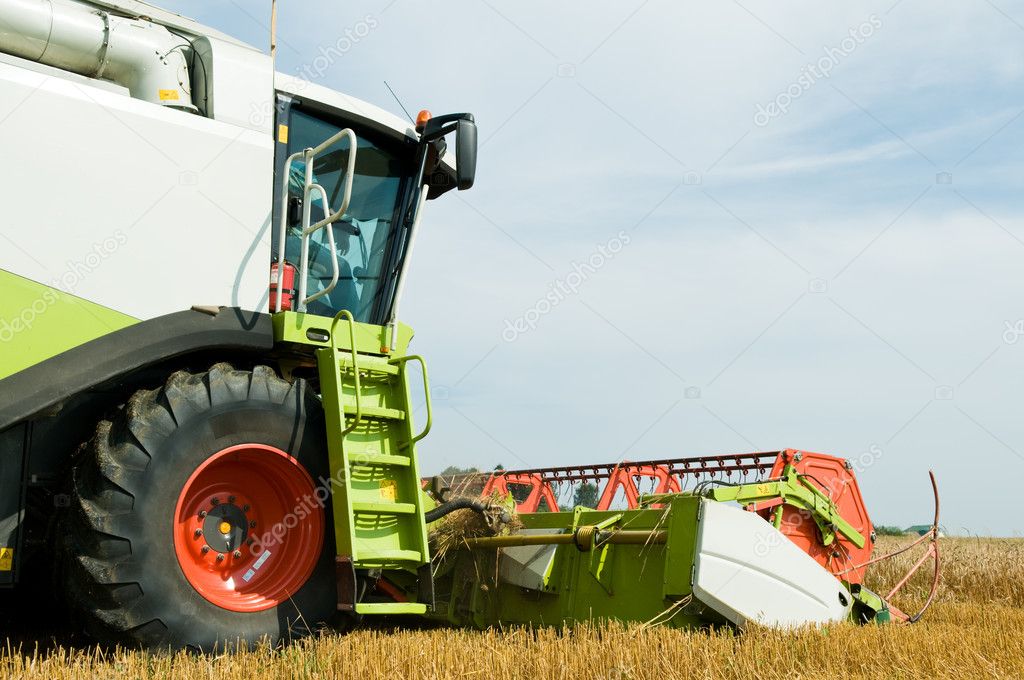 Close-up harvesting combine