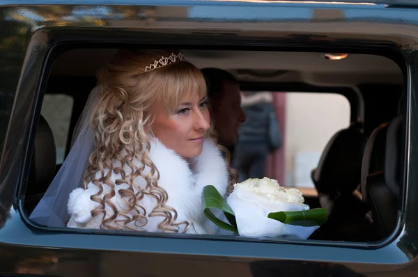 年轻漂亮的女孩在车窗口中的新娘的肖像 — 图库照片