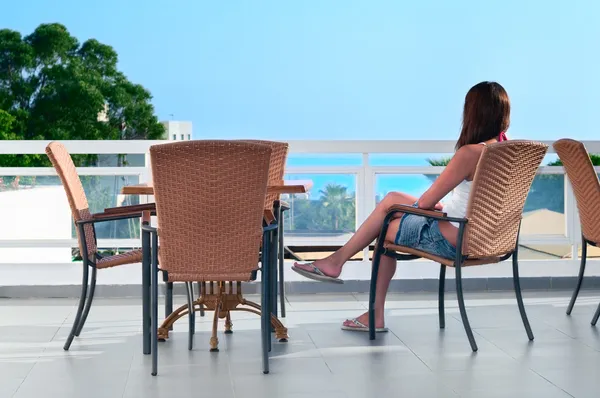 Piękna kobieta siedzi w balkon — Zdjęcie stockowe