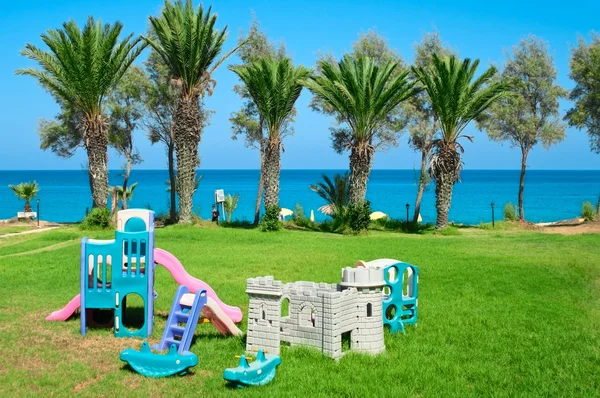 Territorio alberghiero con parco giochi per bambini — Foto Stock