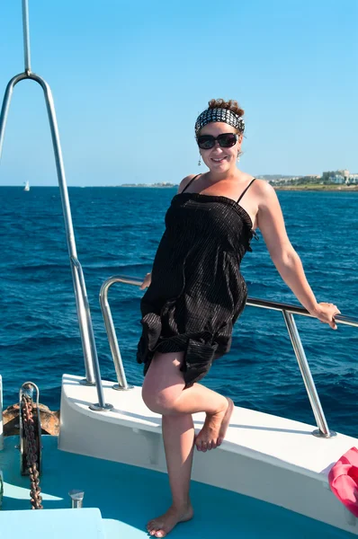 Youn vrouw aan boord van de jacht — Stockfoto
