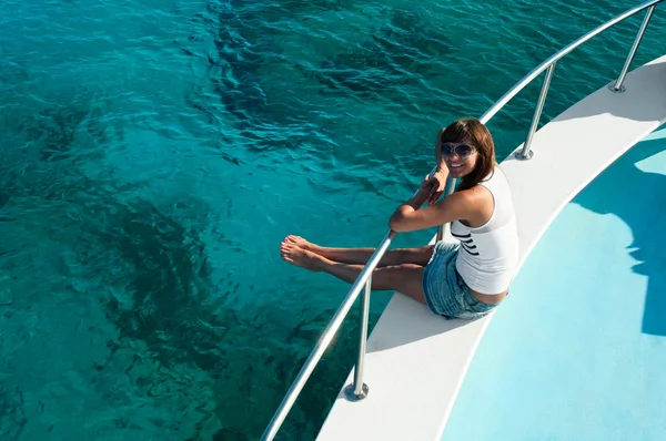 Yacht szélén ülő nő — Stock Fotó