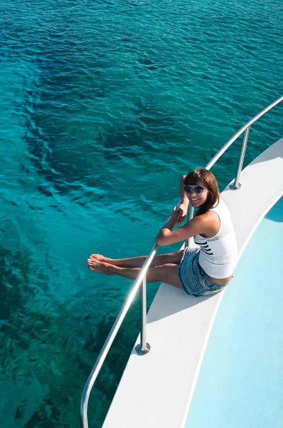 Жінка сидить на краю яхти — стокове фото