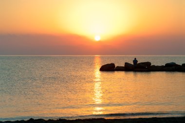 Akdeniz kıyılarında ve silüetler Sunrise