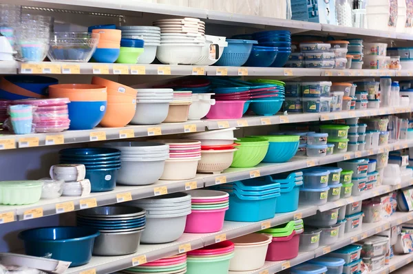 Plastic dishes on shop`s shelves — Stock Photo, Image