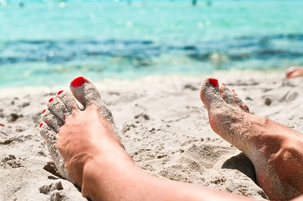 Ноги красивої молодої дівчини лежать на піску — стокове фото