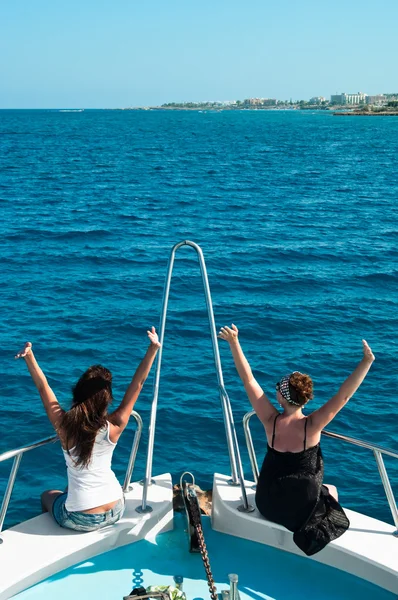 Две женщины на яхте на борту — стоковое фото