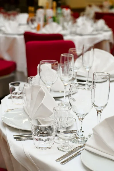 Bruiloft wit tabel afspraken klaar voor gasten — Stockfoto
