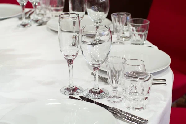Esküvői fehér asztal találkozók készen áll a vendégek — Stock Fotó