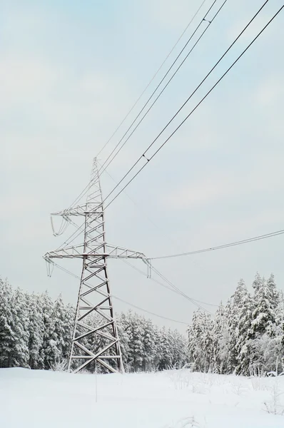 Высоковольтные электрические линии — стоковое фото