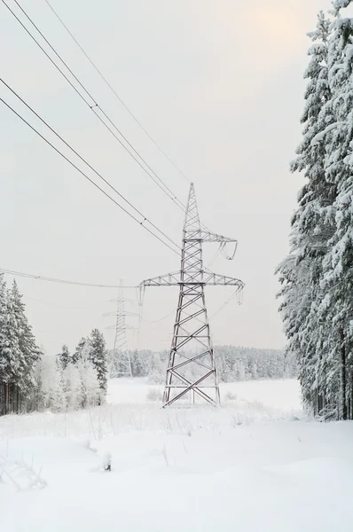 Linii elektrycznych wysokiego napięcia — Zdjęcie stockowe