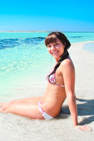 Menina de beleza jovem na praia arenosa — Fotografia de Stock