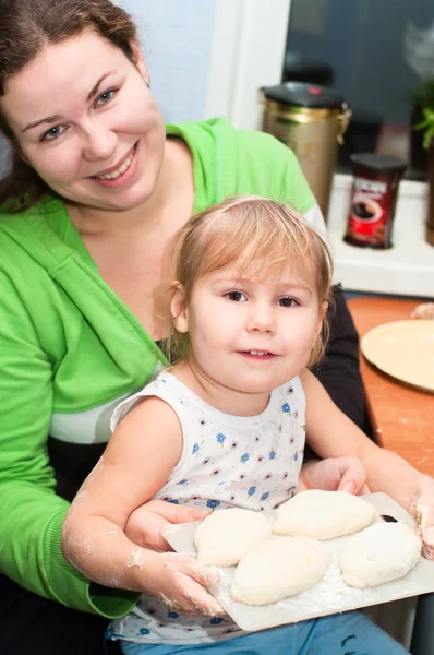 Anne Küçük Çocuk Mutfak Yemek — Stok fotoğraf