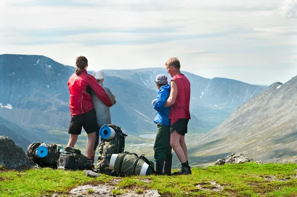 Grup yolcuları arka çantalar ile dağlarda — Stok fotoğraf