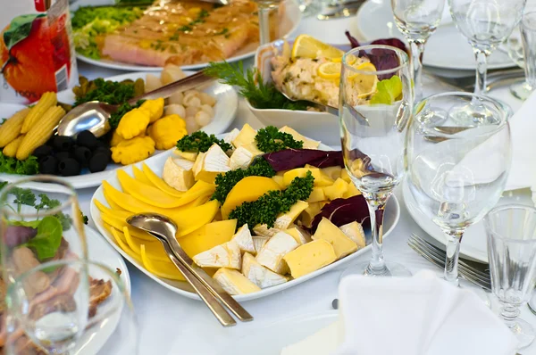 Assiettes Avec Collation Froide Sur Table Couverts Pour Dîner Serviette — Photo