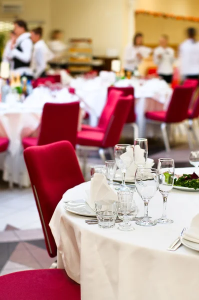 Eventos Preparação Para Jantar Nomeação Mesa Garçons Irreconhecíveis Segundo Plano — Fotografia de Stock
