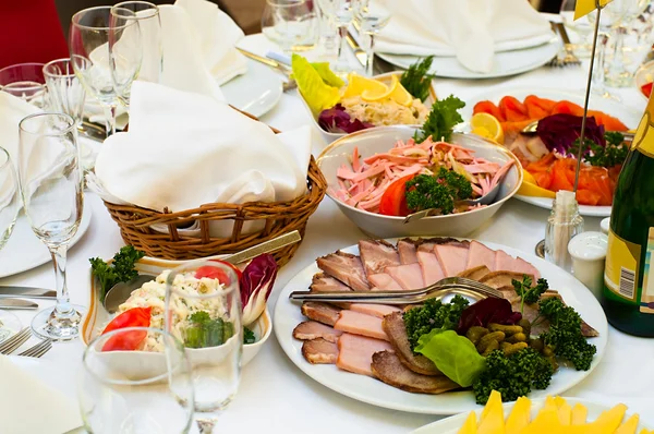 Elegant banket- en diner tafels voorbereid voor een vakantie of een feest. — Stockfoto