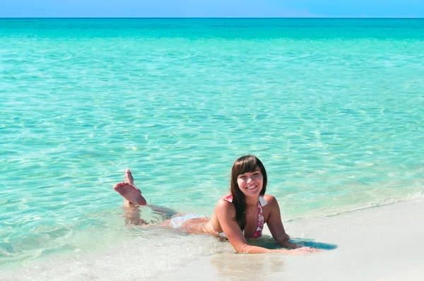 Genç güzel kız mavi kıyı denize yakın döşeme — Stok fotoğraf