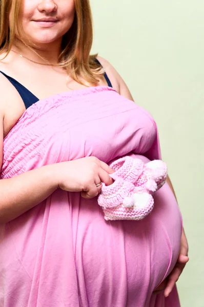 Embarazada Joven Caucásica Sosteniendo Manos Baby Pink Bootee —  Fotos de Stock