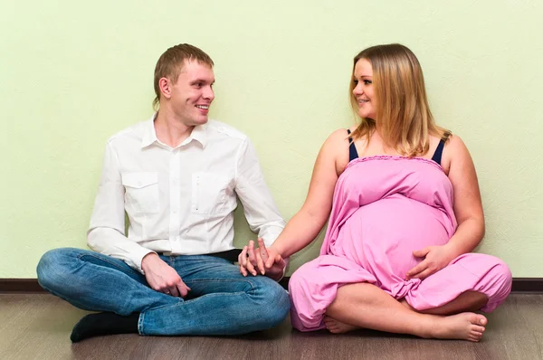 Pregnant Woman Her Husband Sitting Floor Empty Room Caucasians Loving — Stock Photo, Image