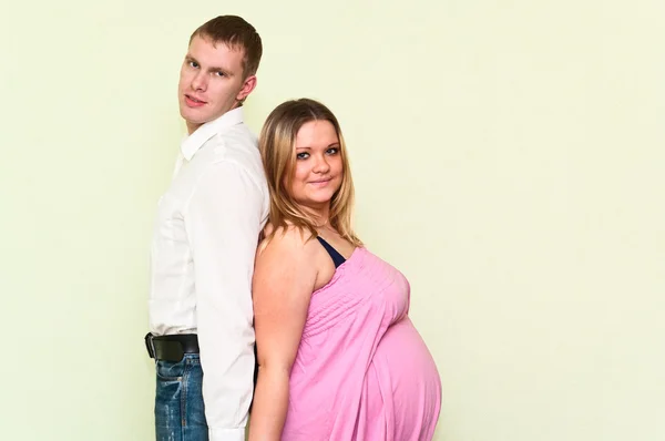 Kobieta Ciąży Mężem Stojący Pobliżu Ściany Rasy Kaukaskiej Kochający Młoda — Zdjęcie stockowe