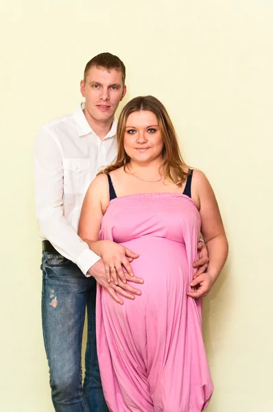 Pregnant Woman Her Husband Standing Wall Caucasians Loving Young Couple — Stock Photo, Image