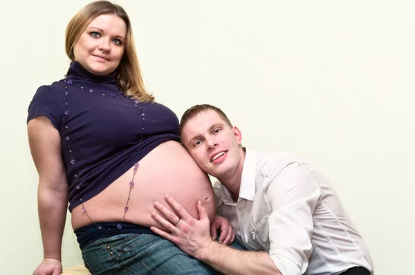 Zwangere Vrouw Met Haar Echtgenoot Hoorzitting Buik Blanken Een Liefdevolle — Stockfoto