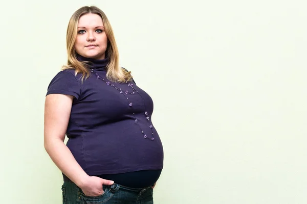 Pregnant young caucasian woman standing. Copy space — Stock Photo, Image