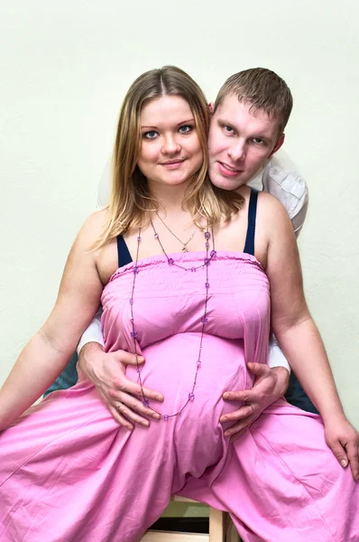 Těhotná Žena Svým Manželem Sedí Židli Bělochů Milující Mladý Pár — Stock fotografie