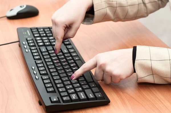 Mãos femininas desajeitadamente imprimidas em um teclado preto — Fotografia de Stock