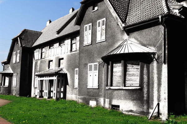 Schwarz-weißes Haus — Stockfoto