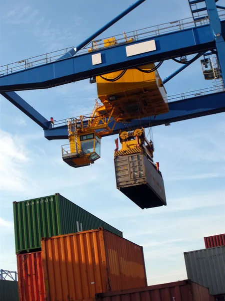 港内の貨物コンテナ用大型産業用クレーン ロイヤリティフリーのストック画像