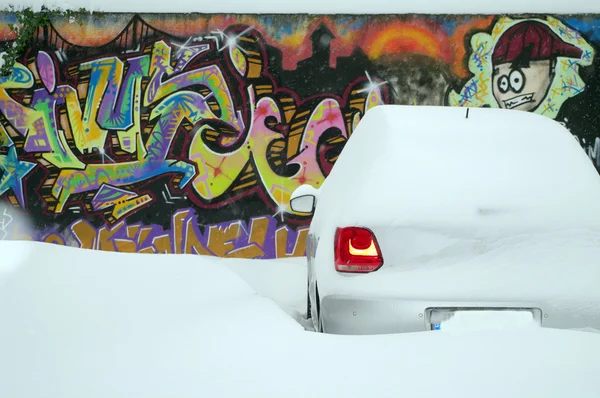 Автомобиль под снегом — стоковое фото