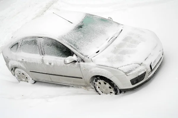 Auto onder sneeuw — Stockfoto