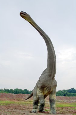 Dinozorlar çimenlerin üzerinde