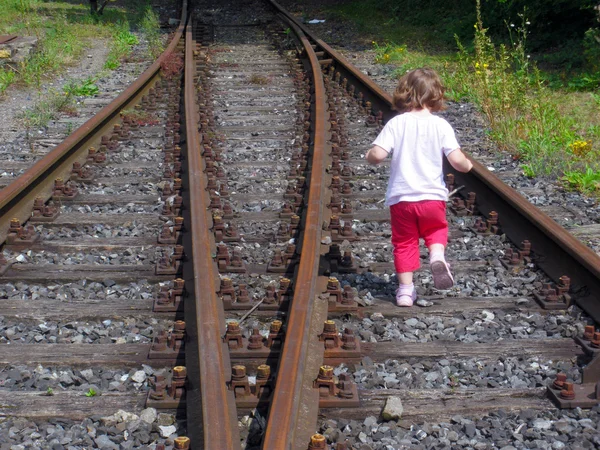 Meisje op railroad tracks — Stockfoto