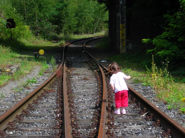 Chica Las Vías Del Ferrocarril Una Estación Tren —  Fotos de Stock