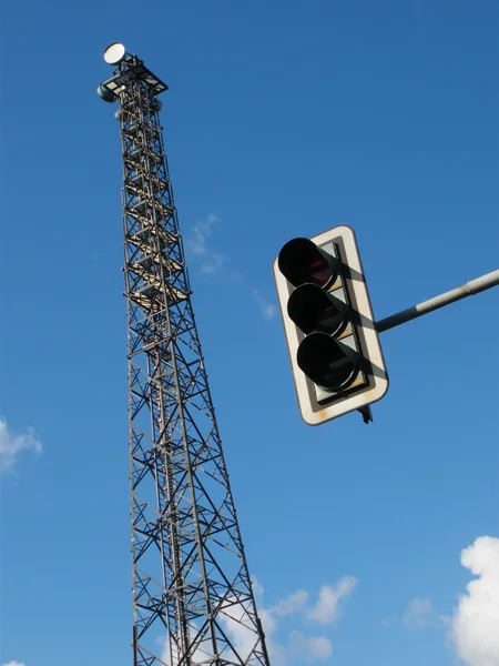 Lampu lalu lintas dan menara di langit biru — Stok Foto