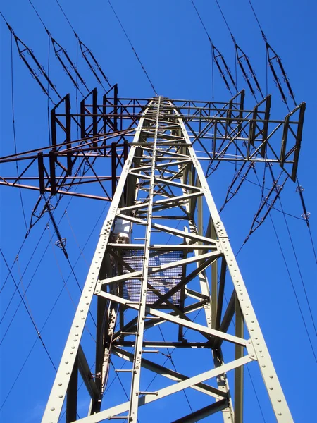 电气化铁路接触网钢柱 — 图库照片