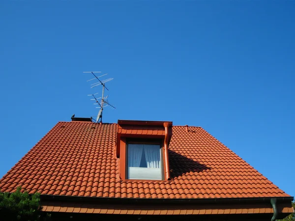 青空の屋根はタイル張りのオレンジ色で点滅 — ストック写真