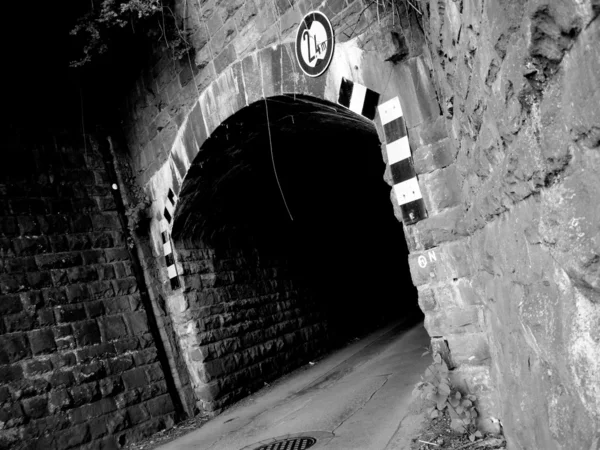 Snelweg met tunnel en verkeer teken — Stockfoto