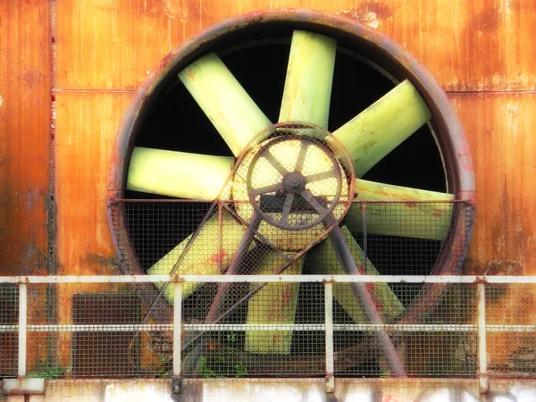 Grand ventilateur industriel dans une usine Photos De Stock Libres De Droits