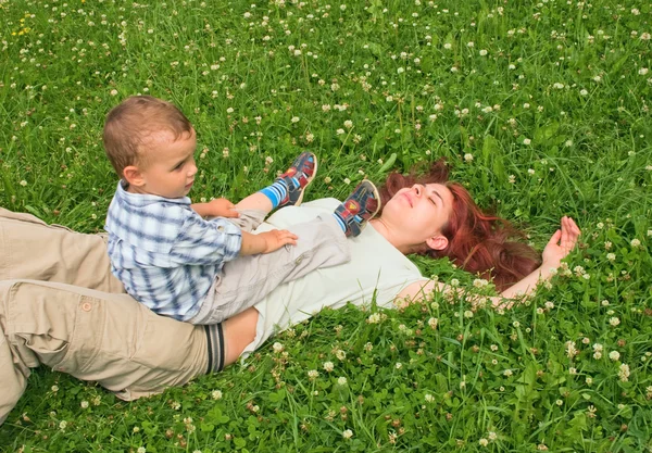 Madre e hijo en el parque —  Fotos de Stock