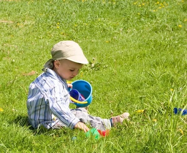 歳の少年が公園で遊んでいます — ストック写真