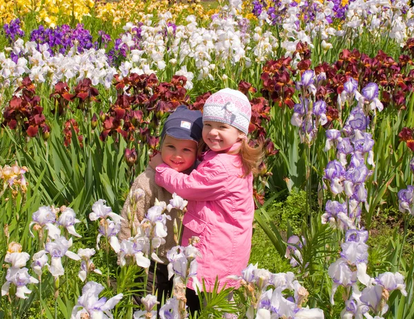Menino Menina Abraçar Flores — Fotografia de Stock