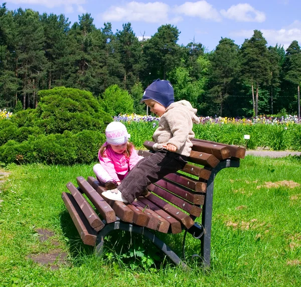 Küçük Erkek Kız Parkta Bir Bankta — Stok fotoğraf