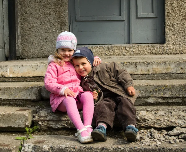少年と少女は階段に受け入れる — ストック写真