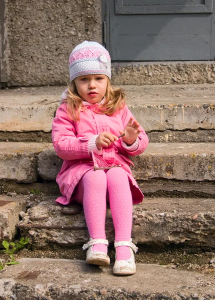 Kleines Mädchen Sitzt Auf Einer Steintreppe — Stockfoto