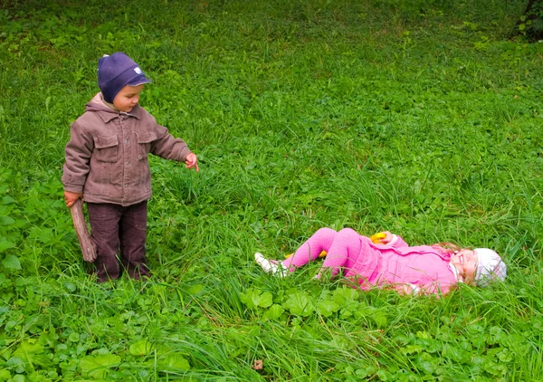 Chlapec a dívka v parku — Stock fotografie